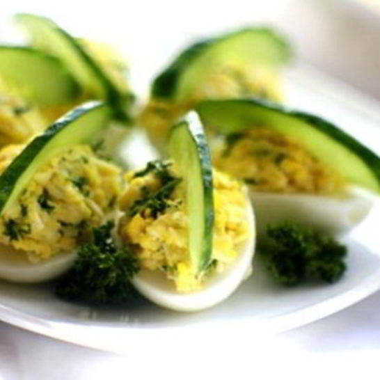 Рецепт яиц, фаршированных сыром и чесноком