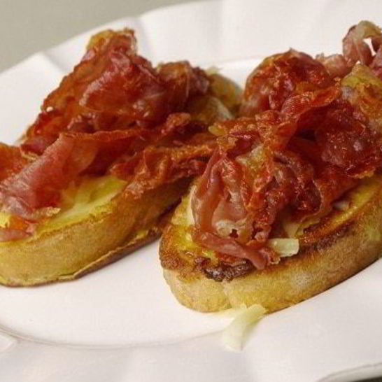 Рецепт французских гренков с прошутто и салатом из руколы