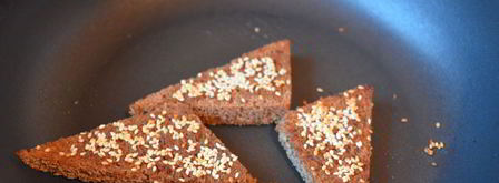 гренки из черного хлеба с кунжутом. Шаг 6