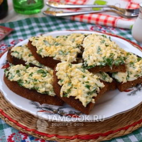 Рецепт гренков из черного хлеба с яйцом и зеленью