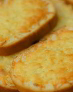 Гренки с чесноком и сыром в духовке