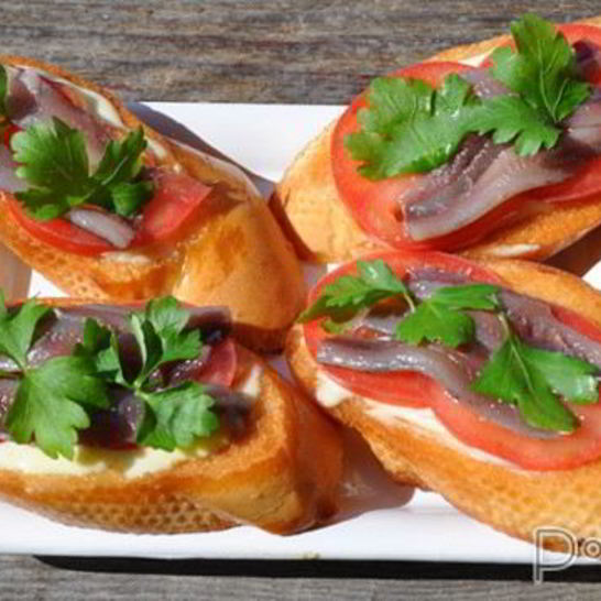 Рецепт гренков с хамсой и помидорами