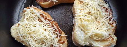 гренки с сыром и яйцом на сковороде. Шаг 13