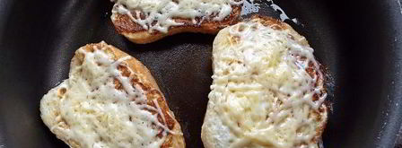 гренки с сыром и яйцом на сковороде. Шаг 14