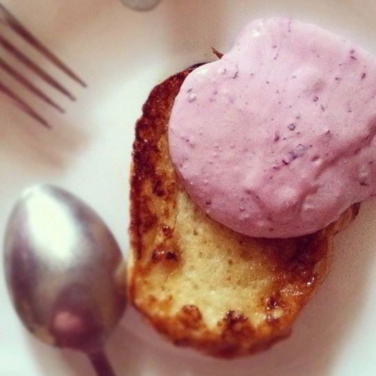 Рецепт гренков с творожно-ягодным соусом