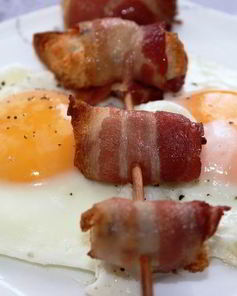 Хрустящие гренки в ароматном беконе с глазуньей