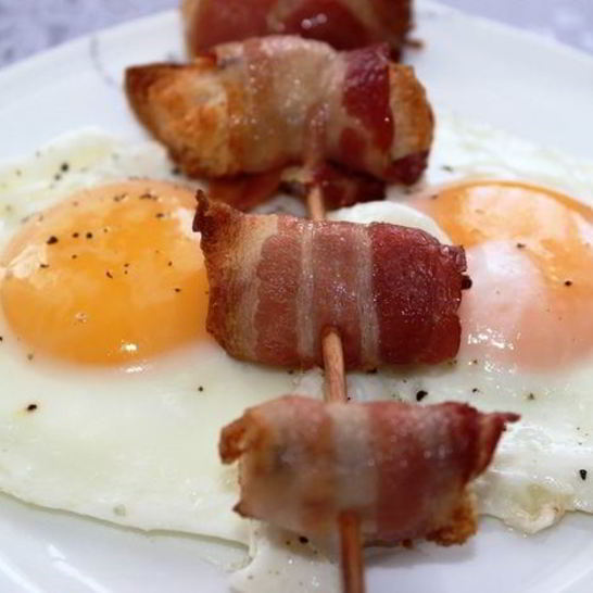 Рецепт хрустящих гренков в ароматном беконе с глазуньей