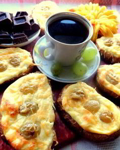 Запеченные гренки с творогом и виноградом