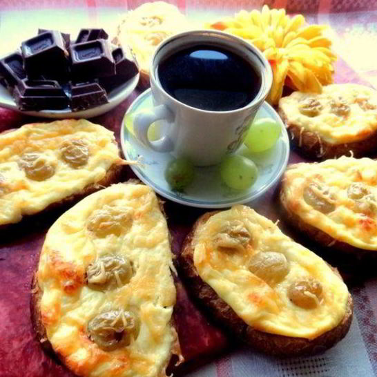 Рецепт запеченных гренков с творогом и виноградом