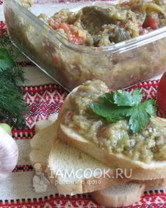 Баклажанная икра со свежими помидорами и чесноком