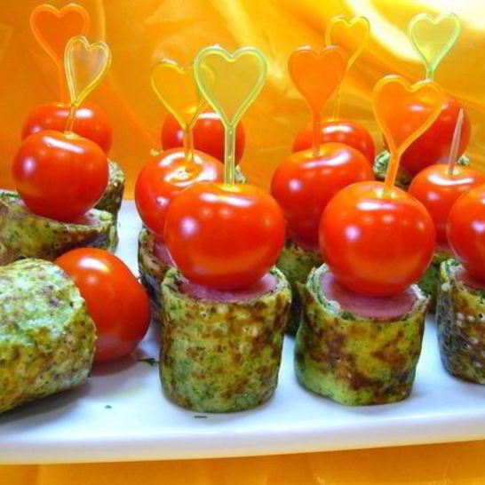 Рецепт канапе из блинчиков с сосисками и помидорками черри