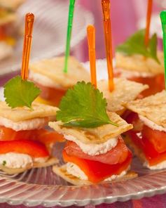 Канапе из блинов с красной рыбой