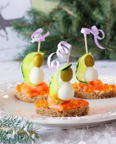 Канапе из форели, молодого сыра и перепелиного яйца