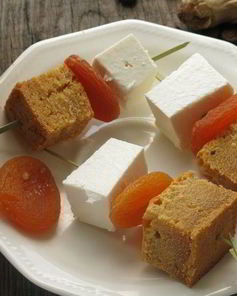 Канапе с имбирным бисквитом и фетой