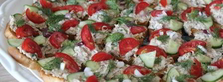 канапе с консервированным тунцом и чесночным майонезом. Шаг 8