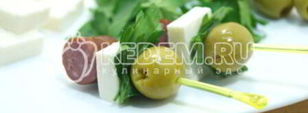 канапе с копчеными колбасками. Шаг 5