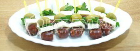 канапе с копчеными колбасками. Шаг 6