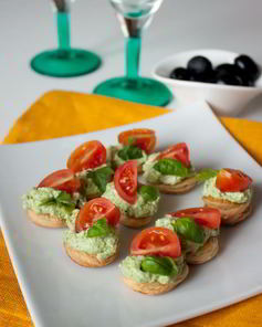 Канапе с кремом из феты и песто с томатами