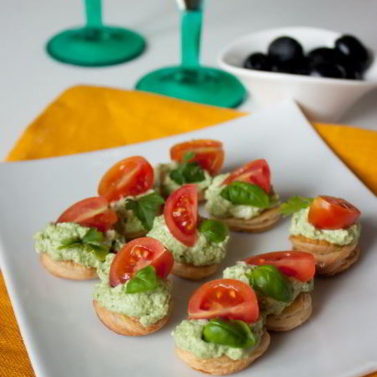 Рецепт канапе с кремом из феты и песто с томатами