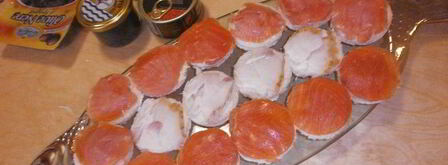 канапе с лососем и ароматным маслом. Шаг 4