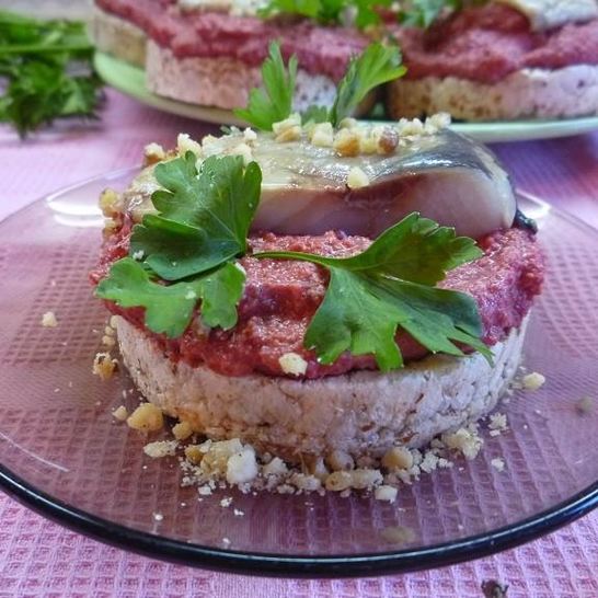 Рецепт канапе с сельдью и свекольным песто