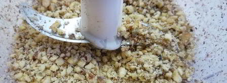 канапе с сельдью и свекольным песто. Шаг 3