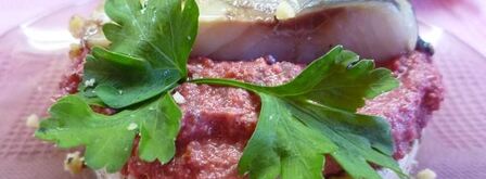 канапе с сельдью и свекольным песто. Шаг 10