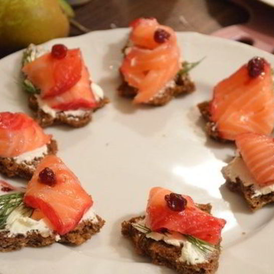 Рецепт канапе с семгой и сыром