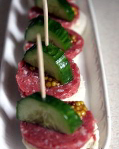 Канапе с сервелатом и свежим огурцом