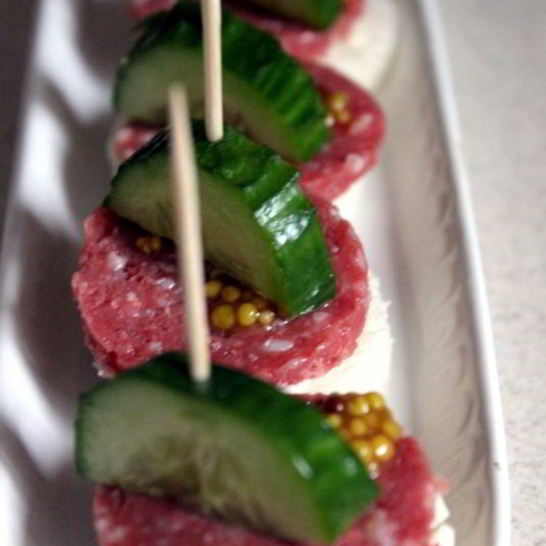 Рецепт канапе с сервелатом и свежим огурцом