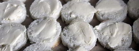 канапе с сервелатом и свежим огурцом. Шаг 3