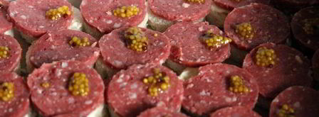 канапе с сервелатом и свежим огурцом. Шаг 4