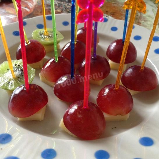 Рецепт канапе с виноградом, киви, апельсином и сыром
