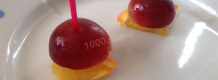 канапе с виноградом, киви, апельсином и сыром. Шаг 8