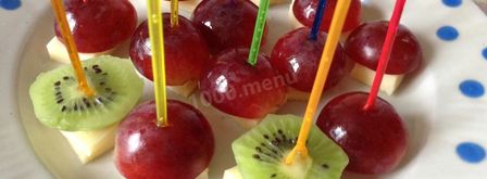 канапе с виноградом, киви, апельсином и сыром. Шаг 9