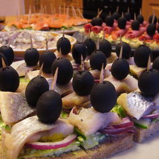 Рецепт канапе-экспресса с селедкой, огурцом и красным луком