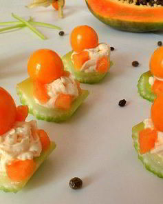 Канапешки из сельдерея, папайи, сливочного сыра и физалиса