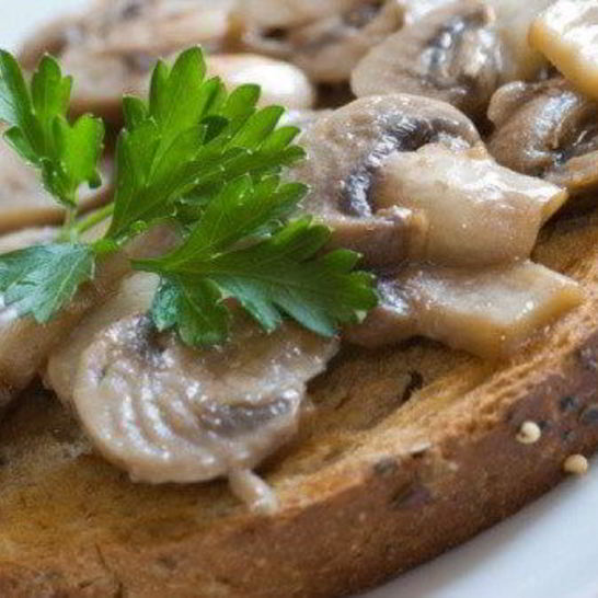 Рецепт теплых канапе с грибами, жареным луком и пармезаном