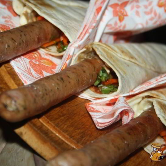 Рецепт хот-догов в пите с тирольскими колбасками на мангале