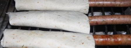 хот-доги в пите с тирольскими колбасками на мангале. Шаг 6