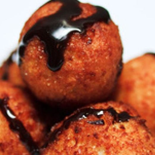 Хрустящие сырные шарики, политые шоколадом