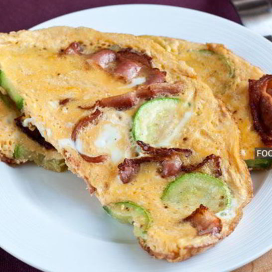 Рецепт омлета с беконом и кабачками