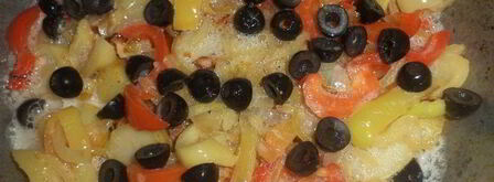 омлет с фаршем, картофелем, болгарским перцем и маслинами. Шаг 5