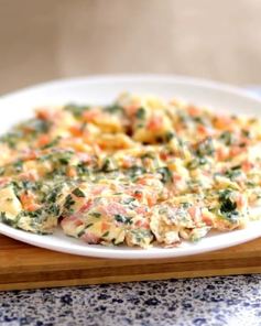 Омлет с колбасой и помидорами в мультиварке