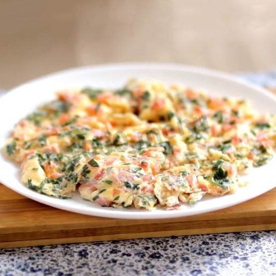 Рецепт омлета с колбасой и помидорами в мультиварке