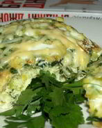 Омлет с луком-пореем, шпинатом и сыром