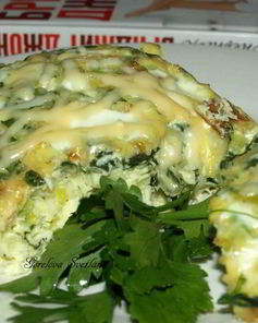 Омлет с луком-пореем, шпинатом и сыром