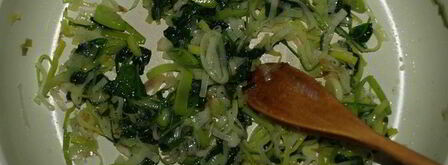 омлет с луком-пореем, шпинатом и сыром. Шаг 4