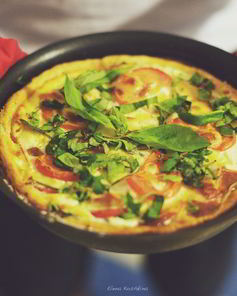 Пышный омлет с колбасой и зеленым луком