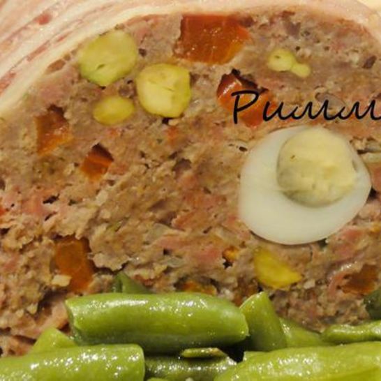 Рецепт мясного паштета с вялеными томатами, перепелиными яйцами и фисташками